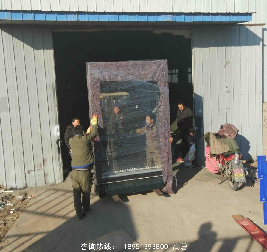 滾動燈箱正在裝車中