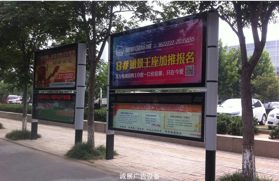 閱報欄曾經(jīng)是我們小時候都能在小區(qū)里看到的，里面都會放置一些報紙雜志之類的，可供我們傳達信息，讓我們能夠了解到外界的信息，但是隨著社會的不斷發(fā)展，閱報欄的作用已經(jīng)不像是以前明顯了，下面就由宿遷鴻春城市家具的小編來詳解一下。  在昆明大觀河畔、篆塘公園、東風廣場等地，幾個戴著老花鏡的老人在閱報欄前一站就是幾個小時，他們一邊讀著張貼在閱報欄上報紙，或?qū)蠹埳系男侣勗u頭論足，一些鐵桿讀者拿出筆和紙抄寫報紙上刊登的文章。人的讀報習慣一旦形成就難以改變，勉強改變便覺不適。近來，楊老先生就處于這樣的狀態(tài)中。家住篆塘附近的楊老先生，每天起床后沿著大觀河慢跑到大觀公園門口折回，洗漱妥帖再出去吃早點，然后就到路邊的閱報欄前讀報，一小時、兩小時，一個早晨的時光就這樣打發(fā)掉了        他這樣的習慣已有10年，從退休那天開始就如此，他與普通讀者不同的是，隨身帶著筆和本子，讀到好的文章便抄下來。去年8月的一天早晨，他正在摘抄本報一篇關于城中村改造的報道，恰巧被文章作者路過看到，作者十分感動，當即表示要訂一份報紙贈送給他，他拒絕道：“不是我訂不起報紙，而是不習慣一個人悶坐在家中看報，在這鳥語花香的環(huán)境中，看報累了，還可以看看車流人流，在讀報的同時，也可以讀讀社會……”      遺憾的是，半個月前的一天早晨，他一如既往來到閱報欄前，突然發(fā)現(xiàn)里面的報紙沒有更換，仍然是前一天的老面孔。“也許是貼報人起晚了?！彼胫白?，發(fā)現(xiàn)另一個閱報欄也一樣。他回到家中，一整天都處于失落狀態(tài)中。   一天、兩天、三天，他帶著希望而來，滿懷失望而歸。他不知道這城市怎么了，咋就沒有文化的一席之地？      和楊老先生有著同樣心情的小董來自昭通，他在一建筑工地干活，每天晚飯后，無論多累，都要到街邊的閱報欄前看看?！爱斀裆鐣畔τ诿恳粋€人都重要，不讀書看報，就如同一個瞎子?？晌页鮼碚У剑I不起電視，訂不起報紙，只能通過閱報欄獲取自己需要的信息。      隨著信息渠道的增多，閱報欄前的人越來越少，但總有那么一部分人，或出于習慣或出于經(jīng)濟原因，對閱報欄情有獨鐘，他閱報欄們希望能給閱報欄留下一席之地，希望春城不要變成“文化的沙漠”。