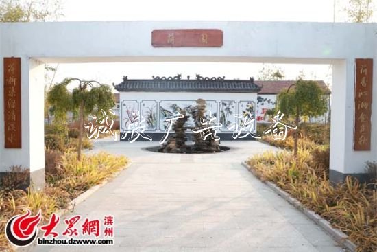 特色為手文化為臂 后學(xué)校宣傳欄三村敲開(kāi)美麗鄉(xiāng)村“幸福門