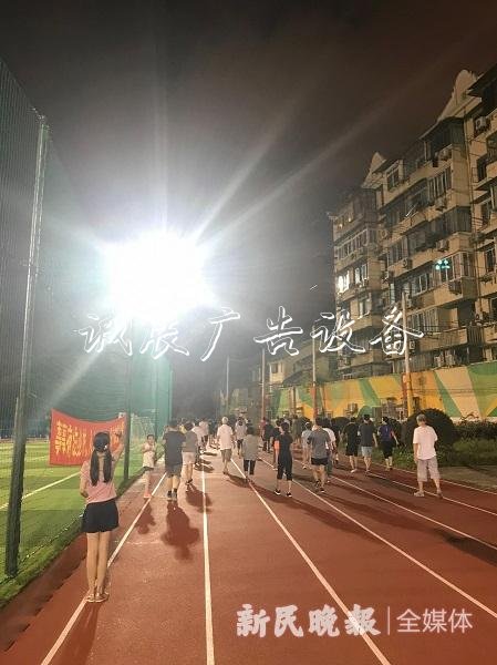 圖說(shuō):靜安工人體育場(chǎng)晚上9點(diǎn)多依然亮如白晝