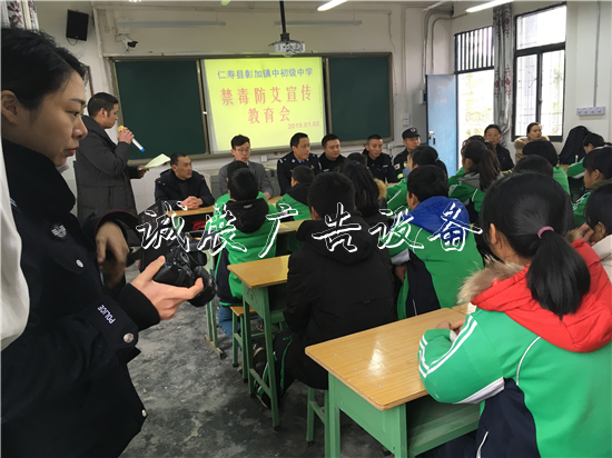 “禁毒防艾”宣傳進校黨建宣傳欄園 仁壽網(wǎng)格員呼吁關(guān)愛孩