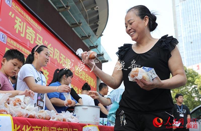 8月12日，市民領(lǐng)取物資。章勇濤 攝