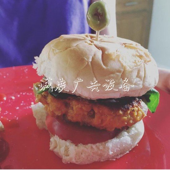 變廢為寶！美女子垃路燈燈箱圾箱里“回收”原料做飯