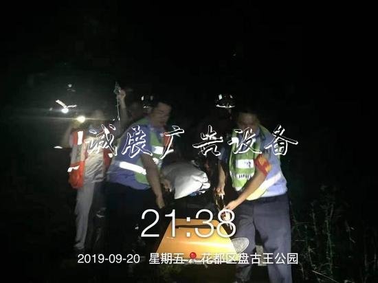 楊紹偉、鐘景威和醫(yī)護(hù)人員一起將暈倒男子抬下山