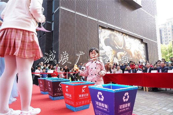 送便民服務(wù)，學(xué)垃圾分宣傳欄廠(chǎng)家類(lèi)！九里亭街道讓“創(chuàng)全