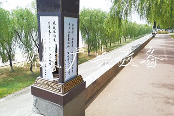 洛浦公園景觀路燈遭破滾動(dòng)式燈箱壞 公共設(shè)施需要共同愛(ài)護(hù)