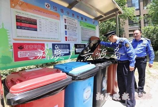 圖說：居民小區(qū)沒有在垃圾箱房設(shè)置四分類桶，被責(zé)令改正 新民晚報(bào)記者 周馨 攝（下同）