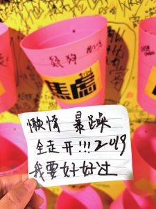 圖說(shuō)成都:社區(qū)驚現(xiàn)超太陽(yáng)能垃圾桶大“垃圾箱” 專收負(fù)能量