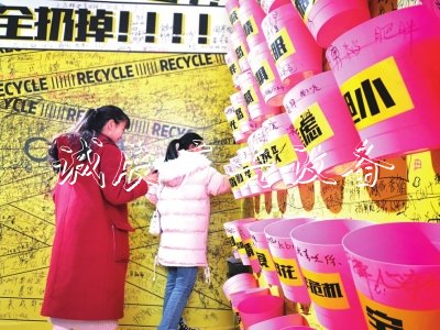 圖說(shuō)成都:社區(qū)驚現(xiàn)超太陽(yáng)能垃圾桶大“垃圾箱” 專收負(fù)能量