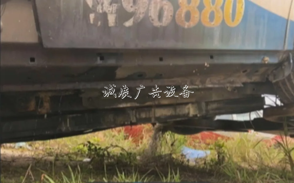 撞上路牌鐵柱子，出租垃圾箱車突然起火！的哥傷重不