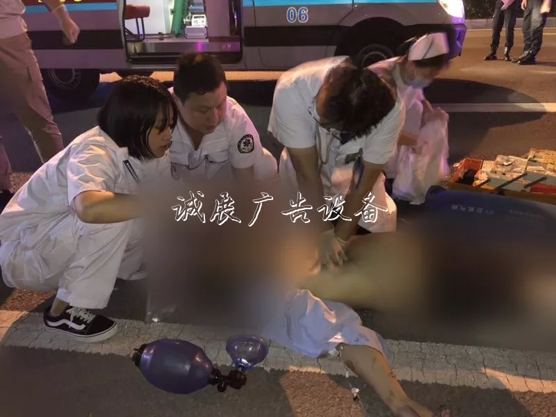 撞上路牌鐵柱子，出租垃圾箱車突然起火！的哥傷重不