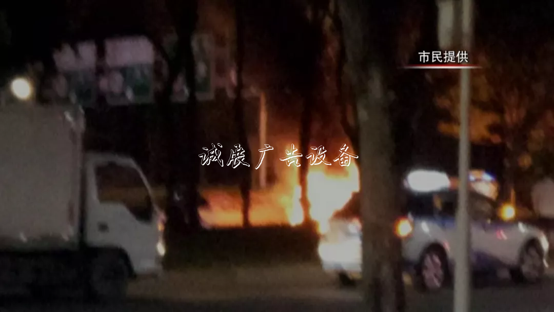 撞上路牌鐵柱子，出租垃圾箱車突然起火！的哥傷重不