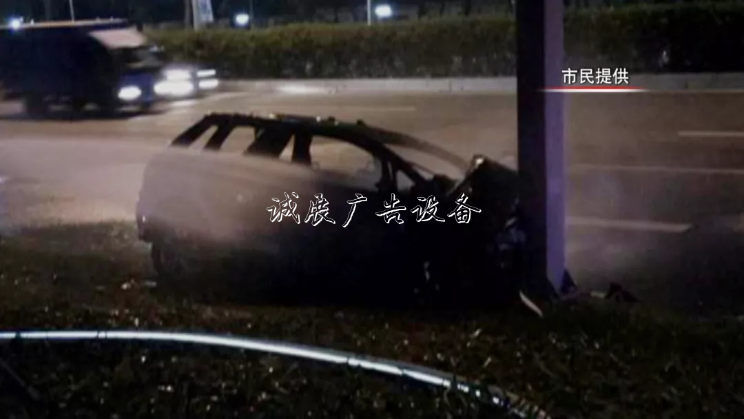 撞上路牌鐵柱子，出租垃圾箱車突然起火！的哥傷重不