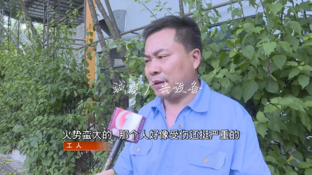 撞上路牌鐵柱子，出租垃圾箱車突然起火！的哥傷重不