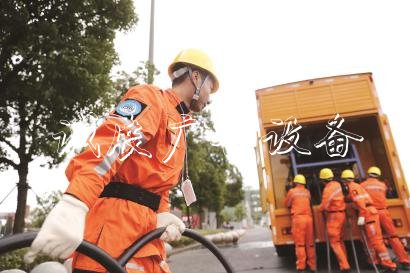 國(guó)家電網(wǎng)工作人員參加應(yīng)急處置演練。均本報(bào)記者 袁婧攝