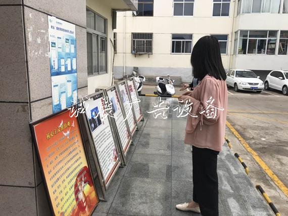 佳縣供電分公司開(kāi)社區(qū)宣傳欄設(shè)好人事跡宣傳欄