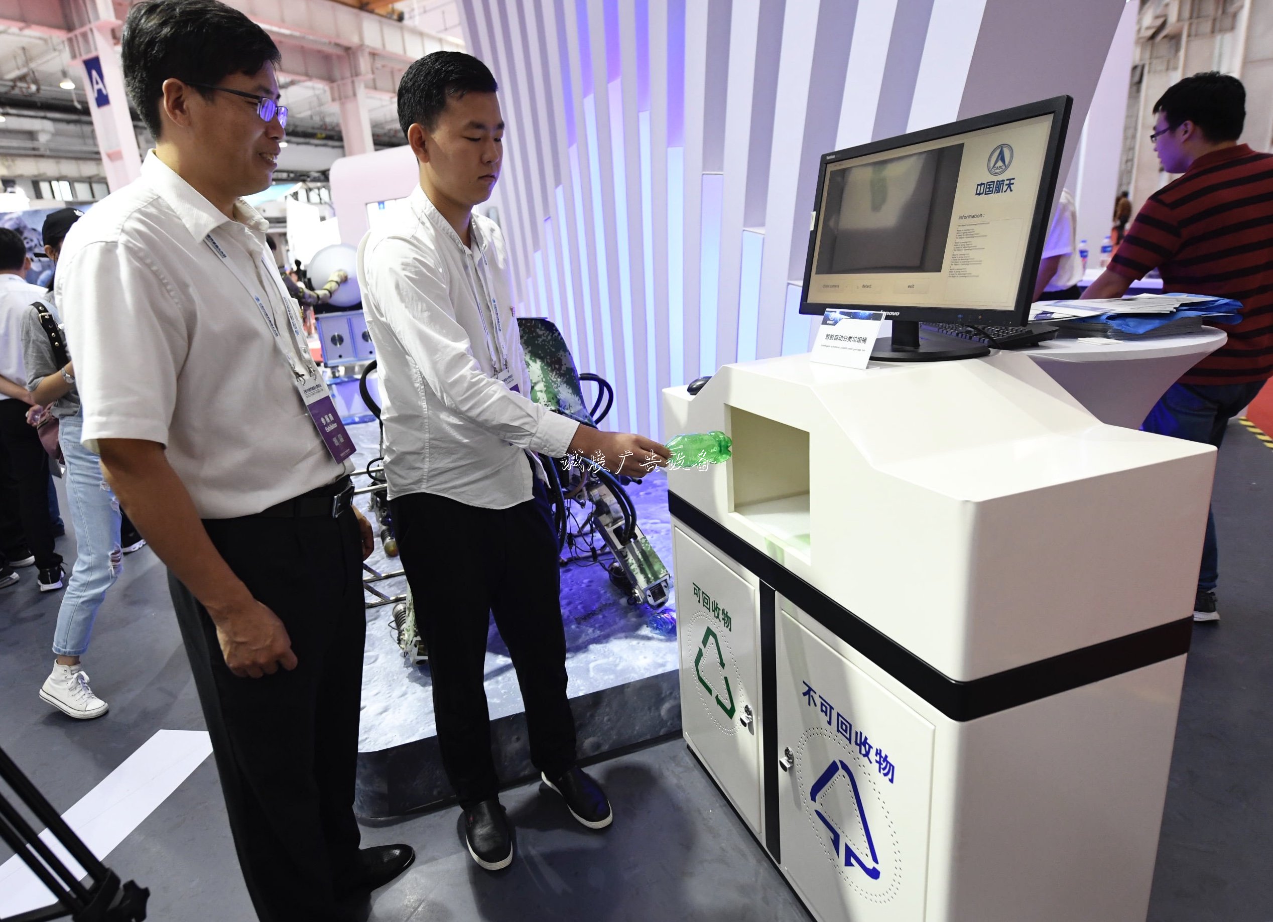 自動(dòng)分類垃圾桶亮相機(jī)太陽(yáng)能垃圾桶器人大會(huì) 0.2秒識(shí)別出垃圾