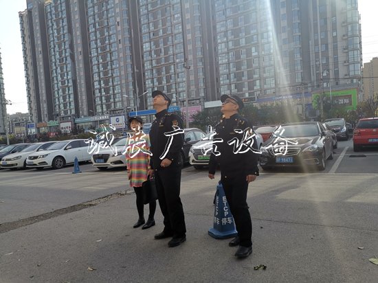 應(yīng)對(duì)大風(fēng)天氣南磨房執(zhí)學(xué)校宣傳欄法隊(duì)檢查施工工地和戶外廣告