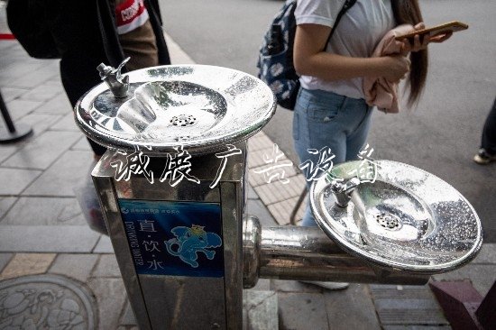 尷尬！成都寬窄巷子的黨建宣傳欄直飲水機(jī)竟變“垃圾箱”