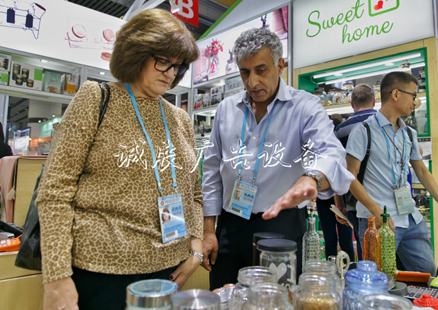 紙杯手套垃圾桶也能成就大事業(yè)！廣交會(huì)外貿(mào)企業(yè)如何“小題大作”(2)