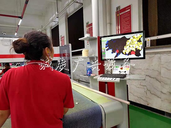 為什么說(shuō)民營(yíng)企文化宣傳欄業(yè)是“自己人”？