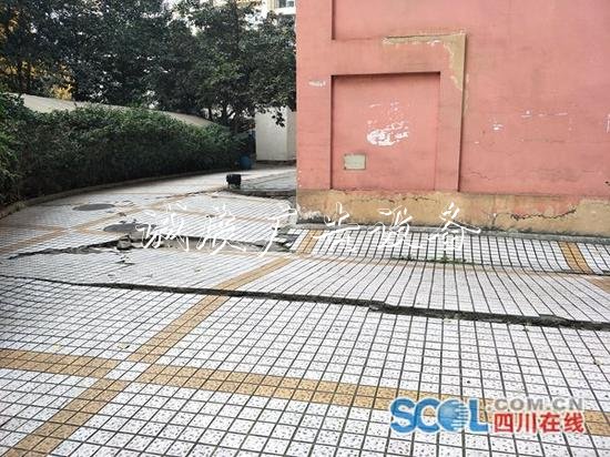 成都青羊區(qū)金沙歲月戶外滾動燈箱小區(qū)地基沉降？記者調(diào)查