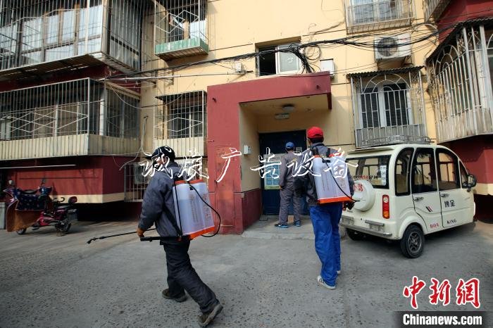 在北京通州玉橋南里南社區(qū)，清潔人員身背噴灑包，對社區(qū)內(nèi)的設(shè)施、犄角旮旯進行噴灑。　中新社記者 盛佳鵬 攝