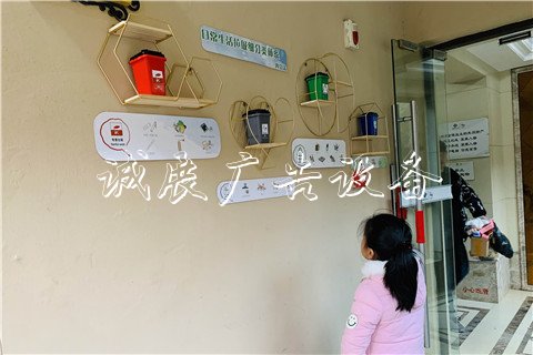 ?蘇州唯亭街道首個滾動燈箱垃圾分類示范樓道揭幕