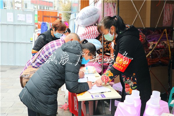 都勻社區(qū)為企業(yè)“上宣傳欄燈箱保險(xiǎn)”當(dāng)好“服務(wù)員”