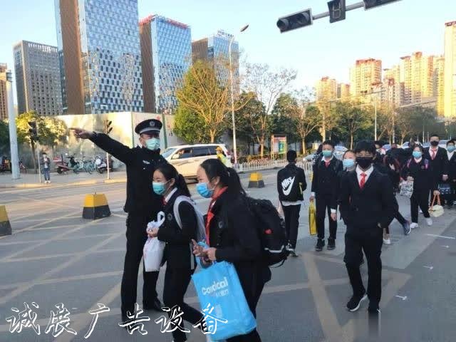 【治庸·鐵軍】“后浪路牌”返校，社區(qū)民警助學(xué)忙